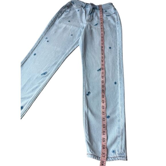 American Eagle Light Wash Floral Embroidered Highest Rise Mom Jeans Size 4 - Picture 8 of 10